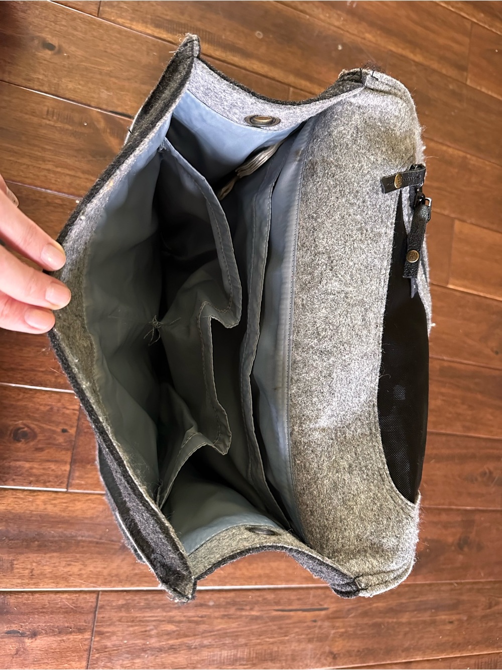 Sons of Trade messenger style diaper bag - Picture 6 of 8